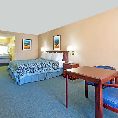 Days Inn By Wyndham Fontana / Rialto Bloomington Exterior foto