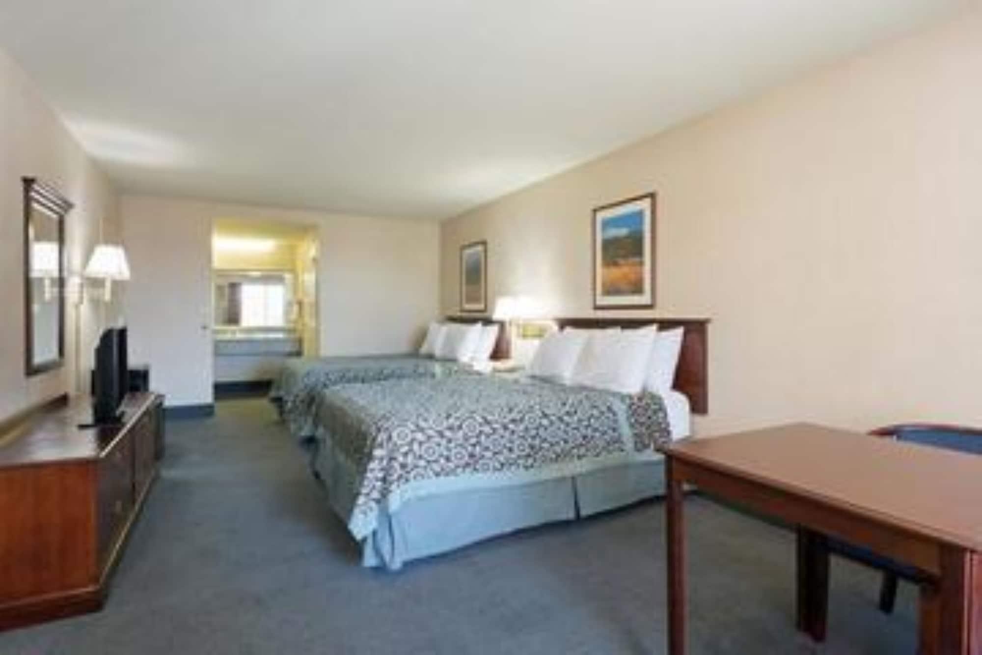 Days Inn By Wyndham Fontana / Rialto Bloomington Exterior foto