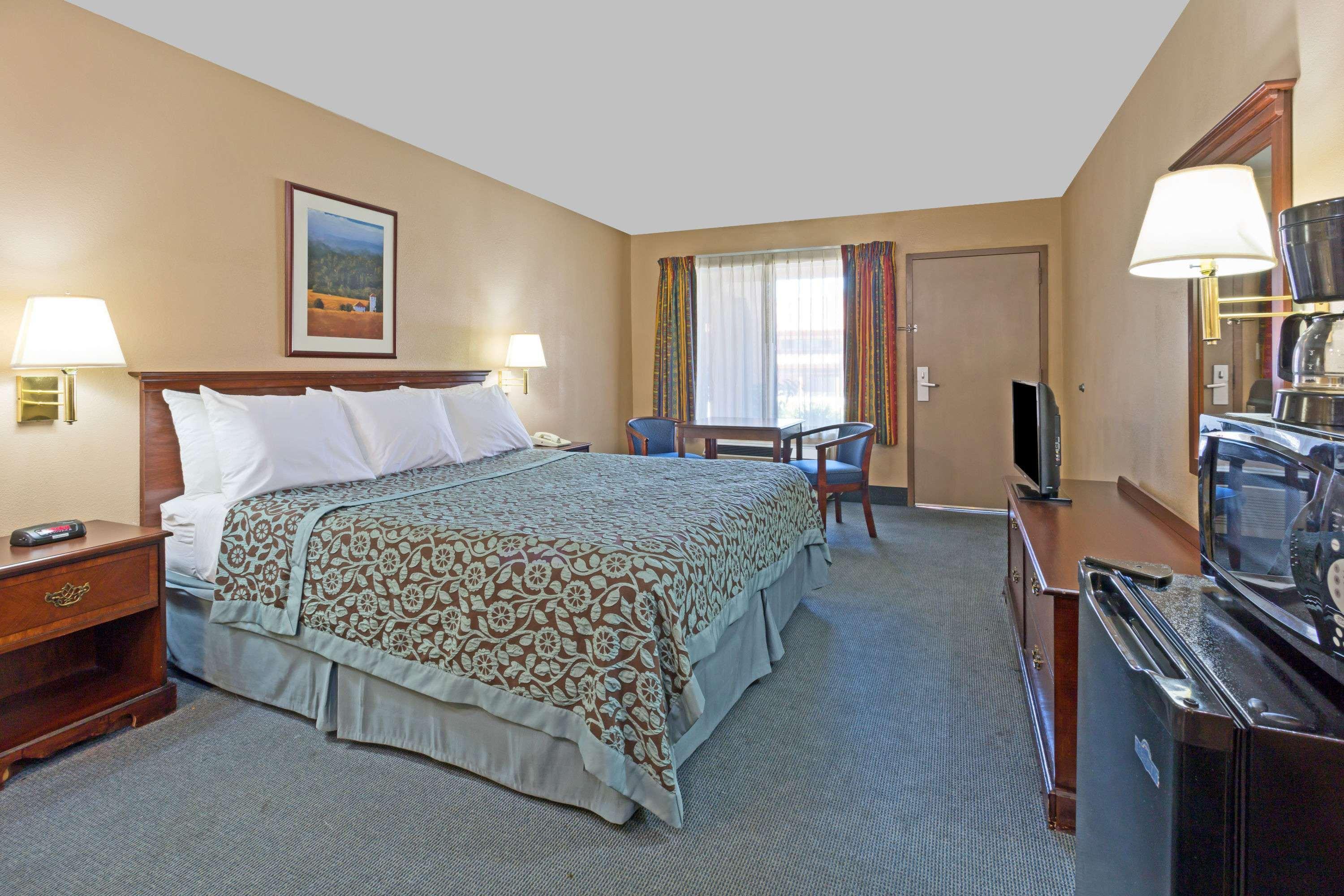 Days Inn By Wyndham Fontana / Rialto Bloomington Exterior foto
