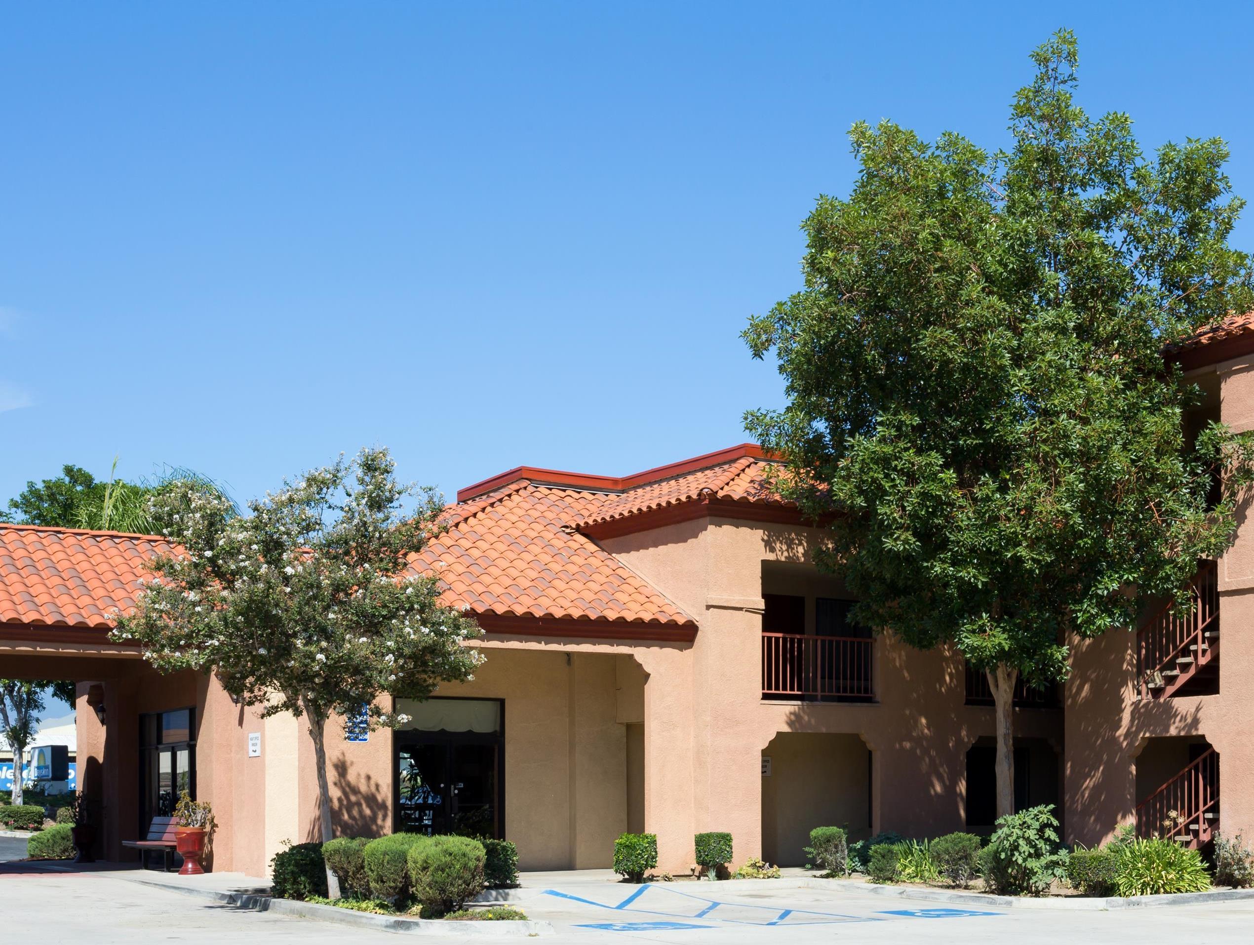 Days Inn By Wyndham Fontana / Rialto Bloomington Exterior foto