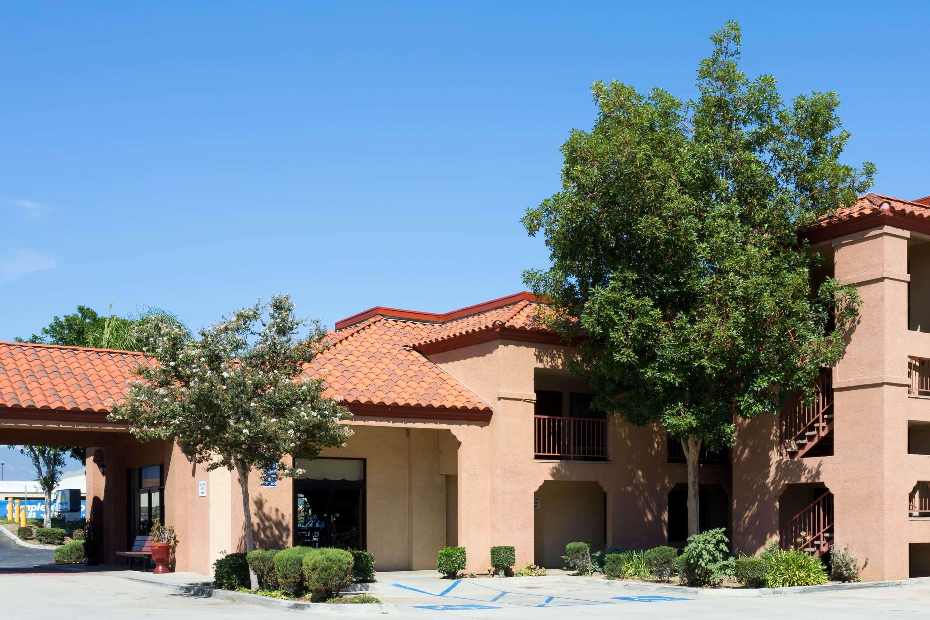 Days Inn By Wyndham Fontana / Rialto Bloomington Exterior foto