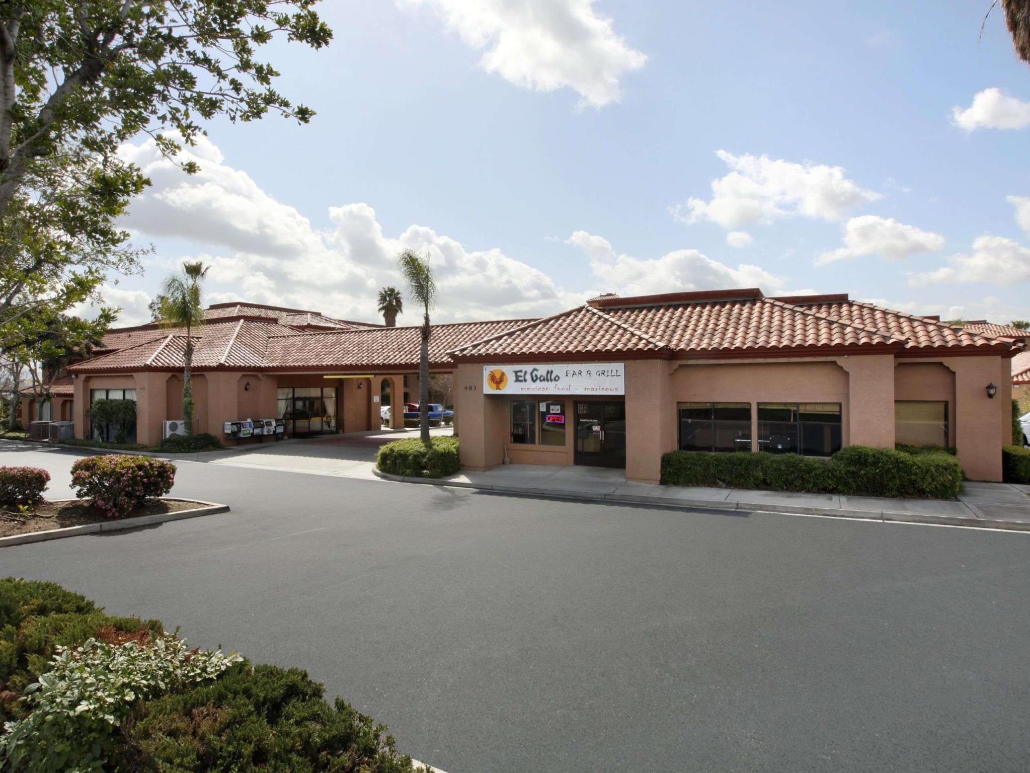 Days Inn By Wyndham Fontana / Rialto Bloomington Exterior foto
