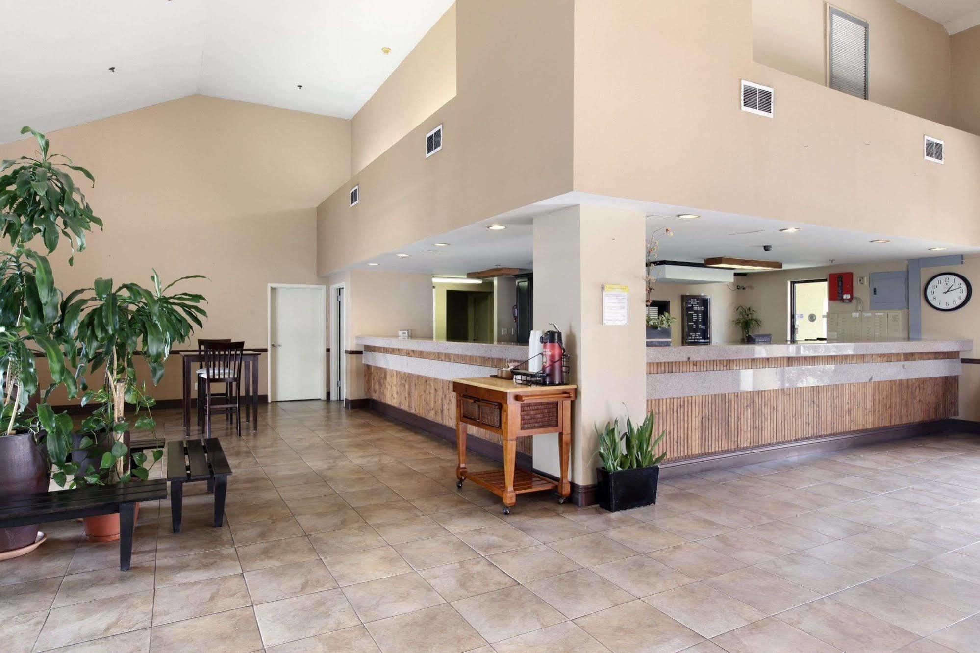 Days Inn By Wyndham Fontana / Rialto Bloomington Exterior foto