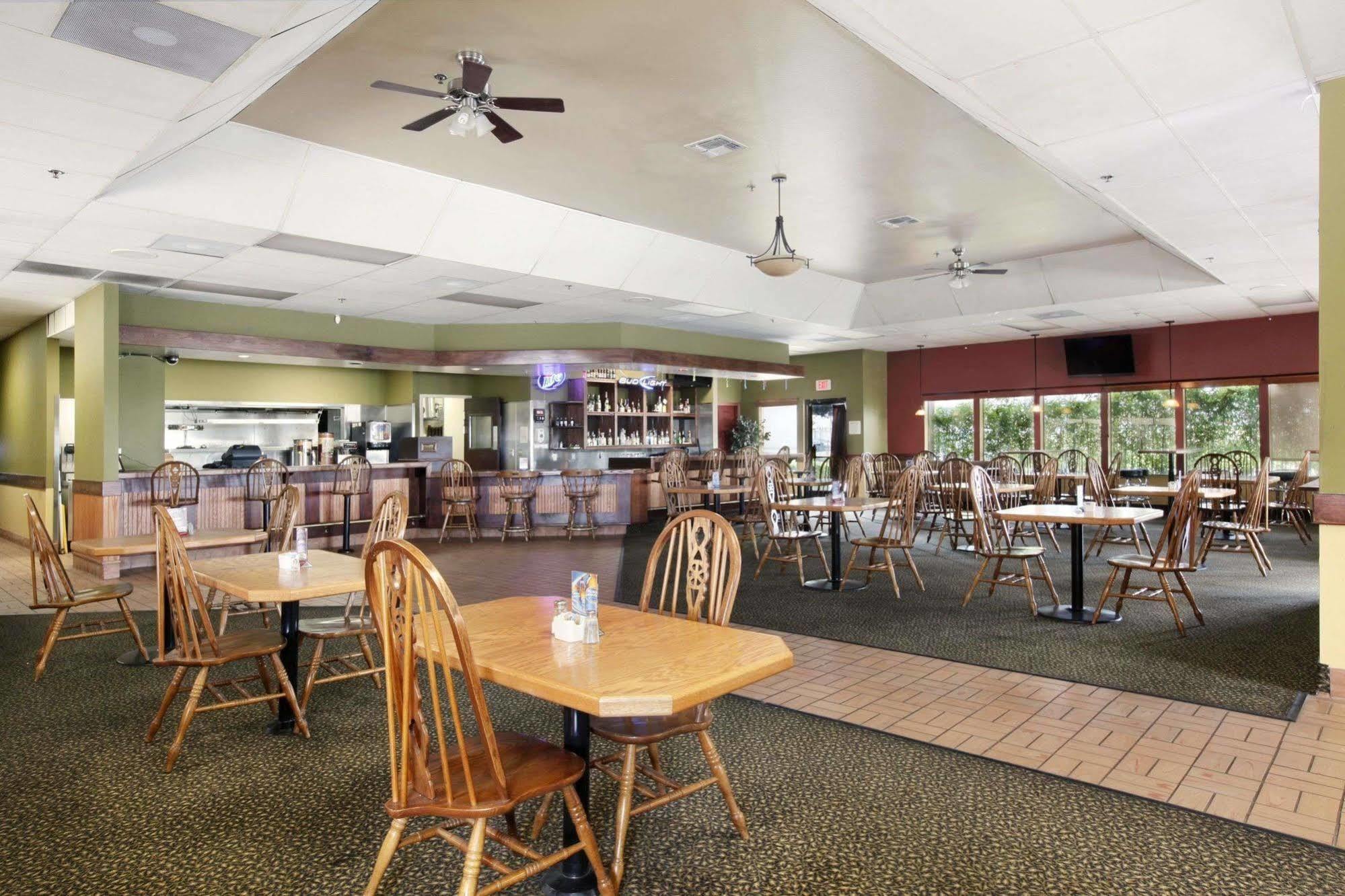 Days Inn By Wyndham Fontana / Rialto Bloomington Exterior foto