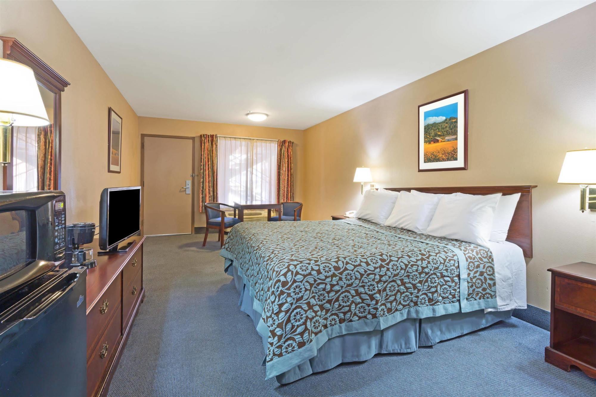 Days Inn By Wyndham Fontana / Rialto Bloomington Exterior foto