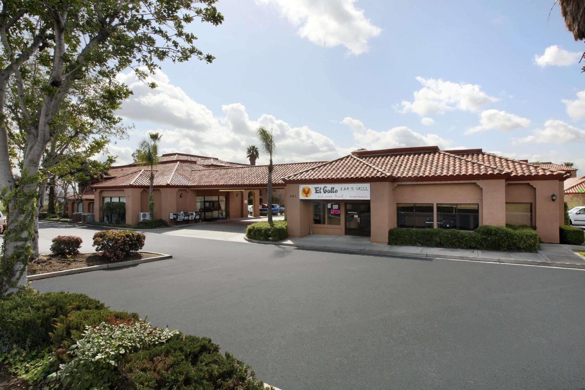 Days Inn By Wyndham Fontana / Rialto Bloomington Exterior foto